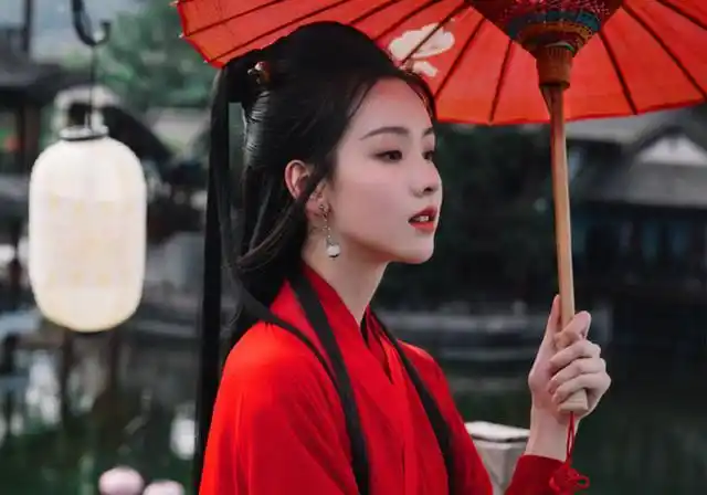 不过女演员自己拍的古风写真,造型倒是比古装剧好看很多.