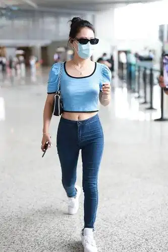 袁娅维穿泡泡袖短上衣秀蛮腰 戴墨镜挎链条包气场十足