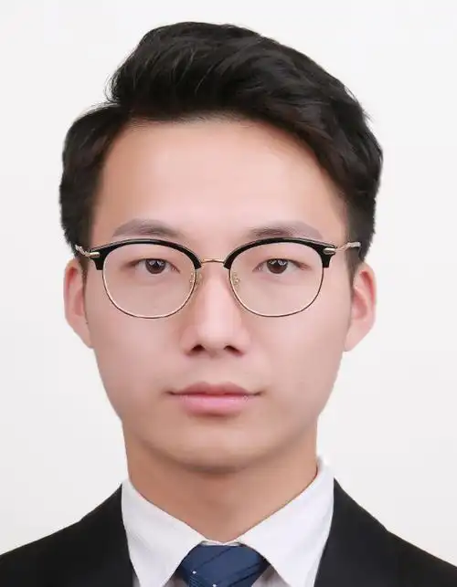 在拍证件照时,尽量穿着正装比较好看,男士西服,白衬衣,领带等,女士