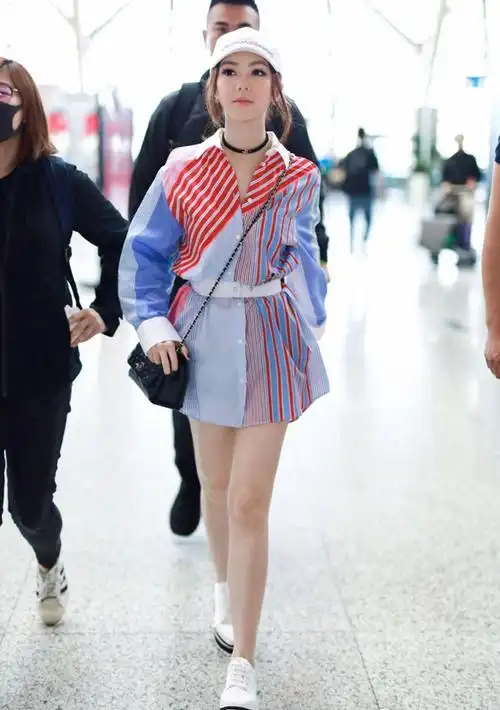 邓紫棋换新风格,穿条纹衬衫裙大方秀美腿,瘦下来果然不一样了!