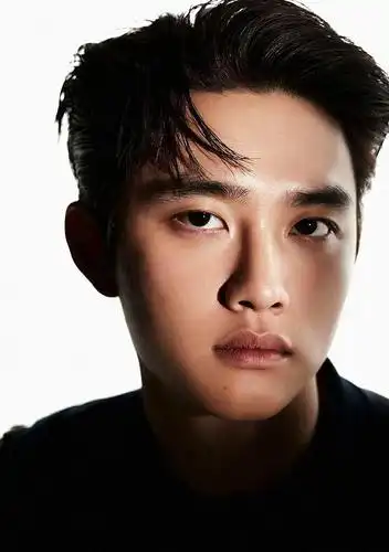 灿烈的银发大背头,这一次的发色还有一些拼接感,银发和棕色的发色并存