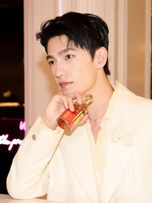 随蜂入夏,与法国娇兰全球代言人@杨洋一起,寻香「奇迹花园」,敬颂自然