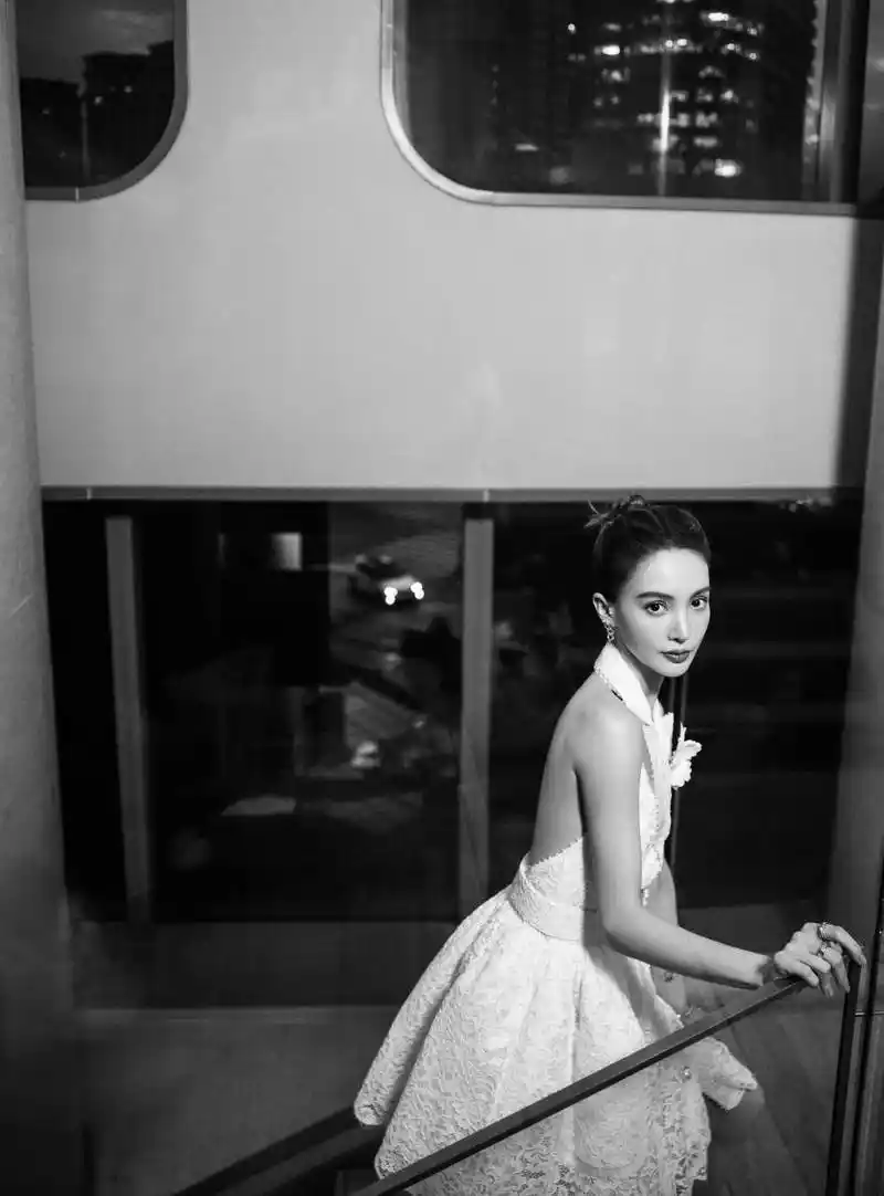 金晨工作室分享一组工作照,图中金晨穿着白色蕾丝露背短裙大秀美背.