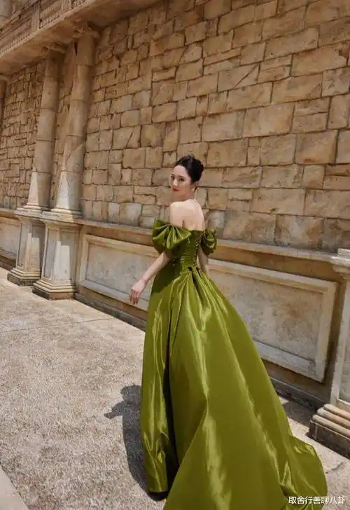 43岁董璇身穿抹胸绿裙出席活动,出道20年依旧风姿绰约,貌美撩人_绿色