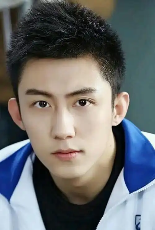 2016年,当模特的黄景瑜经朋友介绍去北京试戏,没想到彻底改变了命运.