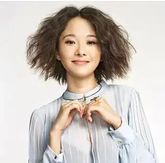 现在都很流行这一种烟花烫短发发型,把头发做成了烟花烫烫发发型以后