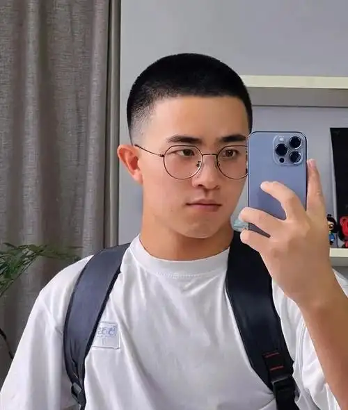 发型图片-发型站_最新流行发型,短发图片男寸头_两边剃掉中间厚发型