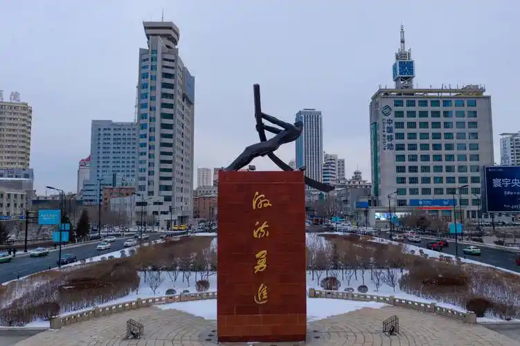 正有着一尊撰写着"激流勇进"四个大字的巨型雕像——"摇橹人"