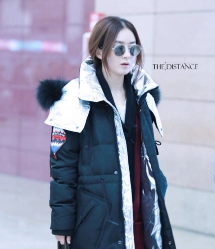 赵丽颖羽绒服保暖接地气,脚踩小白鞋,时尚个性不失温度