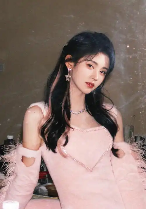 鞠婧祎2021年12月行程图来啦居然有好几行0101