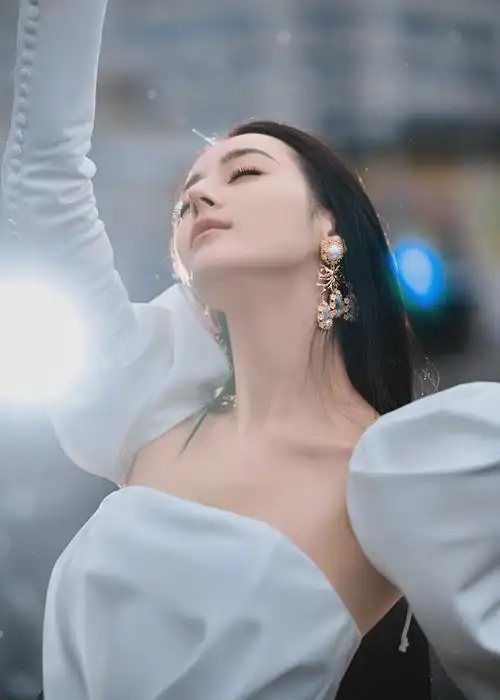 图片大全 明星写真 迪丽热巴泡泡袖抹胸长裙性感写真1/9 一键举报图片