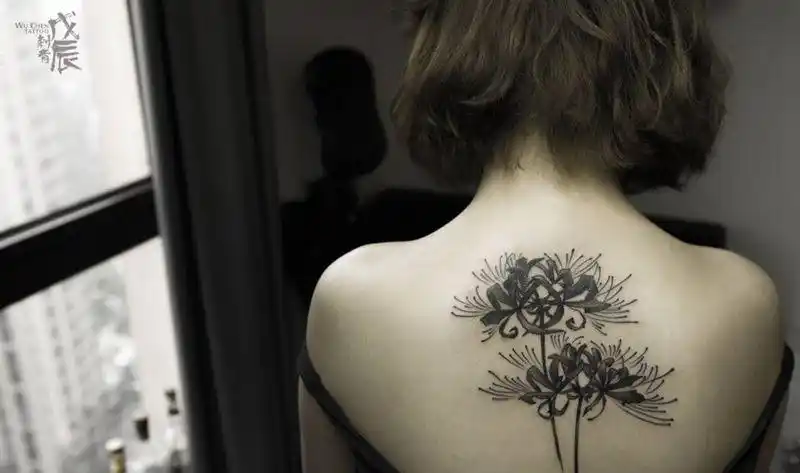 彼岸花纹身图片_成品背部传统植物重庆刺青刺青小清新水彩刺秦彼岸花