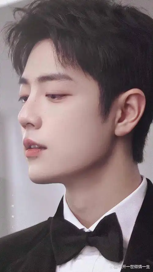 肖战《玉骨遥》,左手剪纸花,望向女主的眼神深情缱绻!