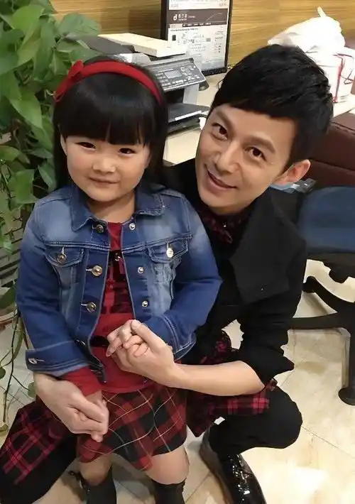 何炅与14岁王诗龄欢聚湖南!同框合影似兄妹,李湘作陪宾主尽欢