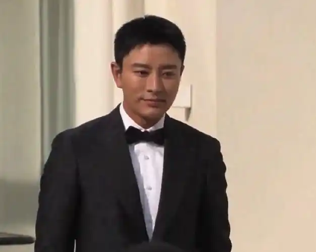 贾乃亮戛纳红毯造型#贾乃亮身穿黑色西装惊喜亮相戛纳国际电影节开幕