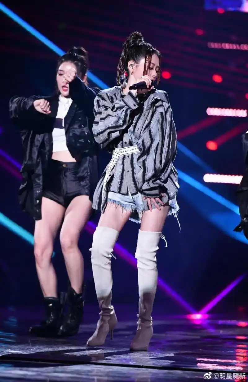 海豚音公主张靓颖过膝高跟靴子