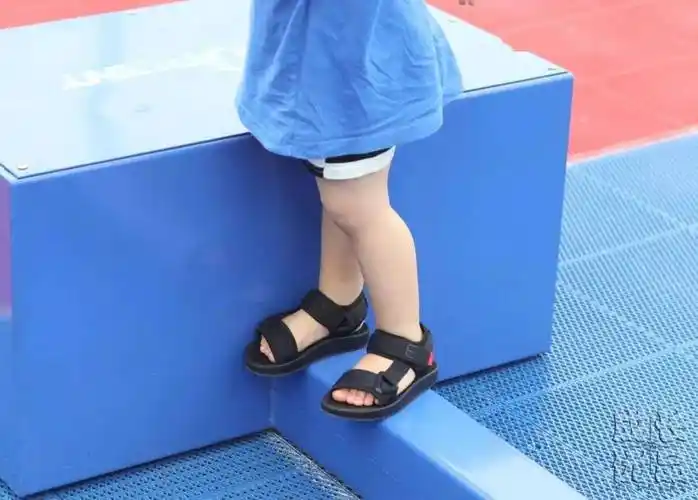 比一脚蹬还方便踩上就能走孩子夏天这么穿搭舒服又大方