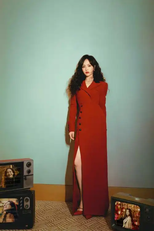 唐嫣大波浪梦回汪小姐#@唐嫣身穿盖娅传说定制红色礼服亮相今晚央视