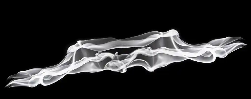 白色火焰,纯黑色背景上的白色长焰