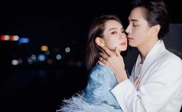 笑死了!果然一个被窝里睡不出两种人,戚薇竟为50亿"抛弃"老公