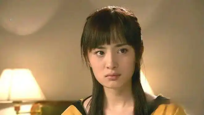 杨幂刚出道时的脸型明显是偏国字脸的,后来据说是因为动了牙齿脸型才