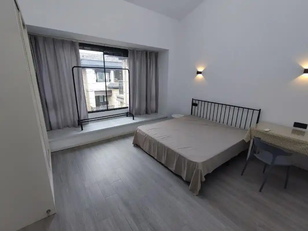 独墅湖南地铁口超大落地窗简约一居室