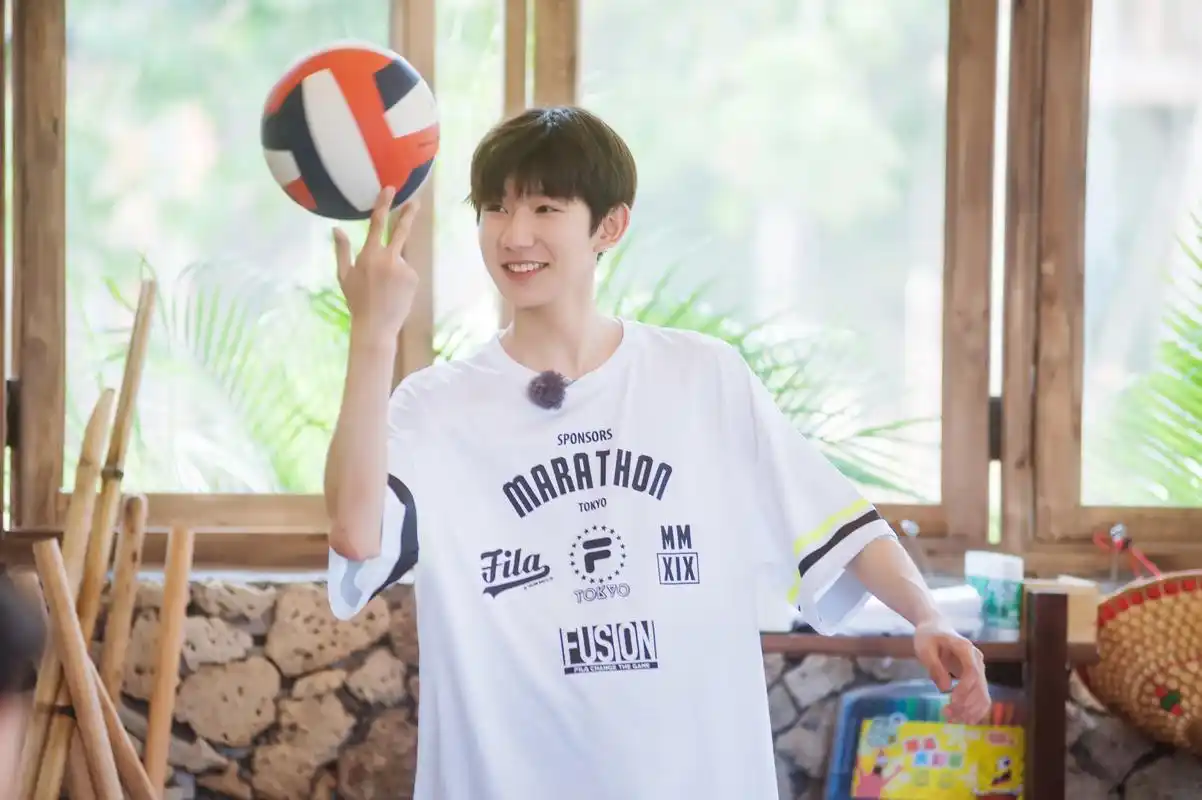 《哈哈农夫》王源打球潜水运动全能 沙滩运动会显身手