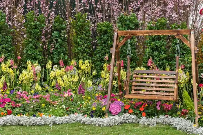 花园里的木制秋千椅照片-正版商用图片1910ny-摄图新视界