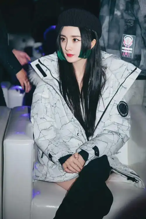 杨幂绿色挑染公主切好绝!__财经头条