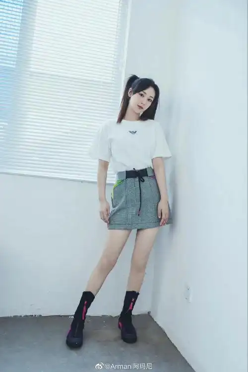 杨紫元气双马尾造型随拍