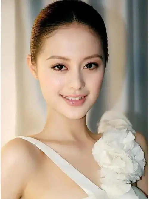 2004年,17岁的王力可主演了个人首部电视剧《血色浪漫》.