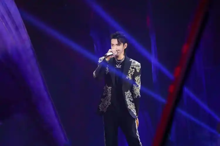 吴亦凡东方卫视跨年演唱会舞台图片