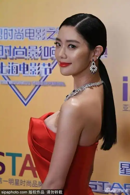 韩国第一美女克拉拉出席活动 一袭抹胸长裙大秀事业线