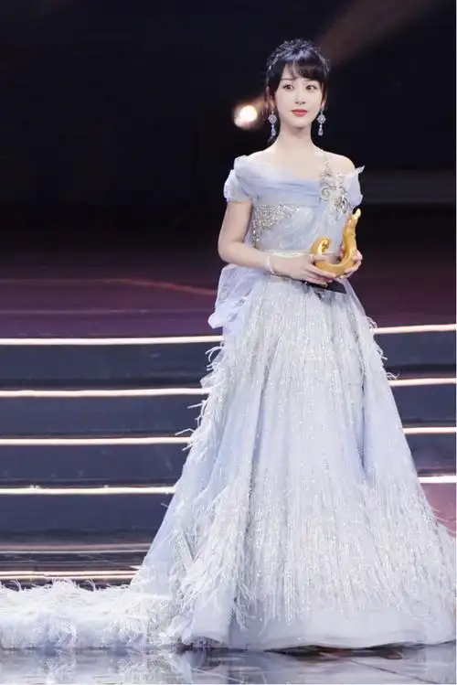 杨紫新造型太惊艳身穿水雾蓝拖地羽毛纱裙这状态真的太好了