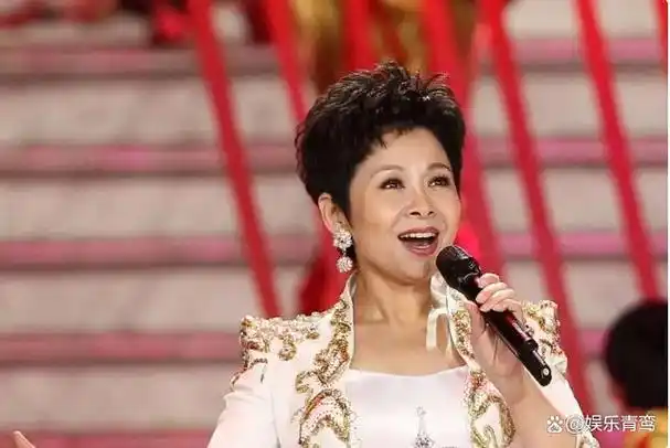 这对青年男女的亲昵举止自然逃不过其他同事的眼睛,接下来的三天里