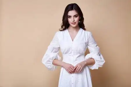 漂亮漂亮性感优雅女人皮肤棕褐色身体时尚模特照片