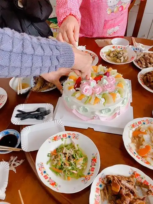 饭桌上的大蛋糕909015老爸七十大寿生日快乐!身体健康!