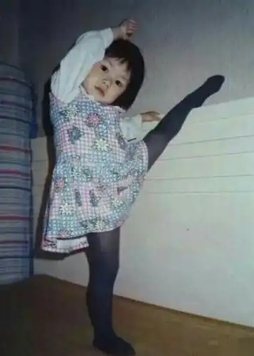 邓紫棋童年照曝光4岁童年照浑圆大眼睛十分可爱