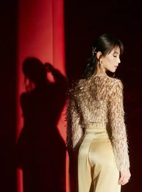 有种顾家叫刘涛怕老公吃醋将v领缝起却意外秀出好身材