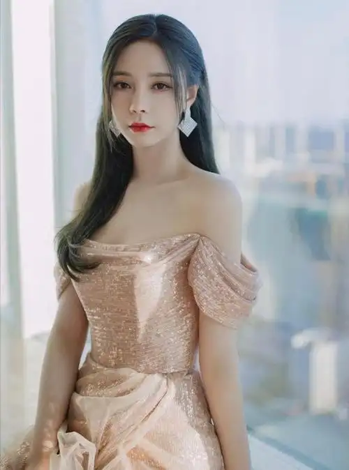 沈梦辰身材曼妙,抹胸上衣配皮短裤复古美艳,红色手套成焦点