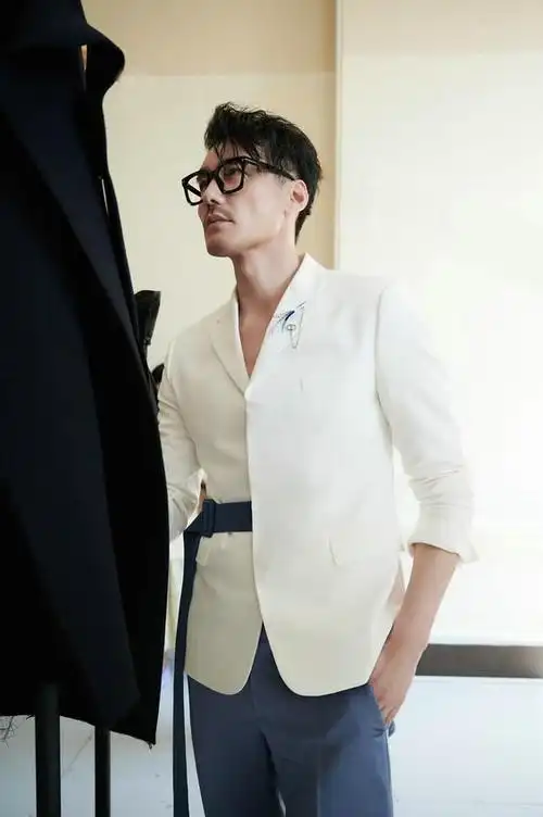 胡兵时装周伦敦首站收官 东方儒雅魅力"霸屏"英伦|t台|走秀|模特|伦敦