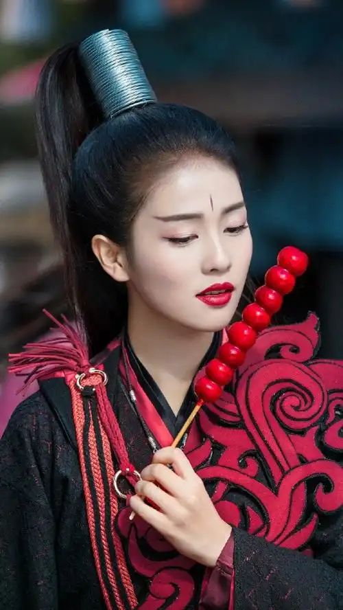 《凤囚凰》开启了白鹿演艺圈的大门,之后的她,开始扎根剧组,低调拍戏