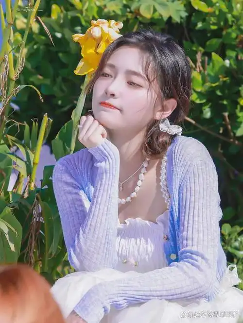 许佳琪这次妆造绝了!橙色波浪发美拉德色系穿搭,慵懒范也太美了