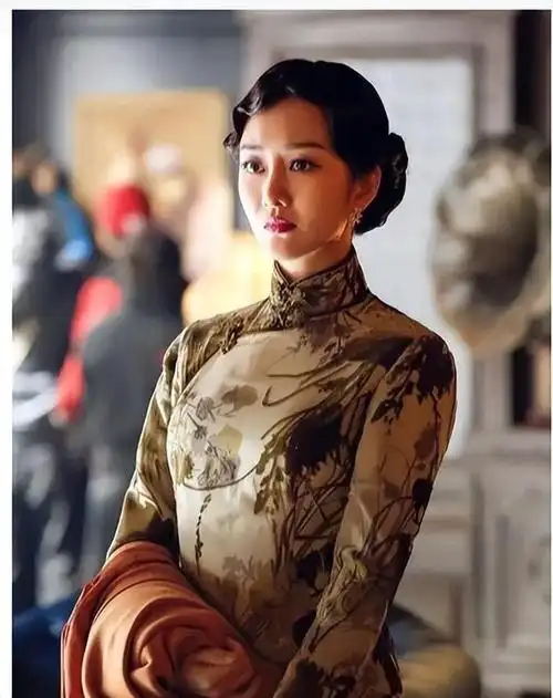 在剧中,我们看到了王鸥的身穿军装,旗袍和便衣的样子,每一个造型都是