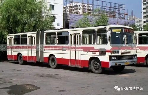 这一代京华客车的大灯,雾灯,转向灯,侧灯和尾灯,都是日规标准灯具,八