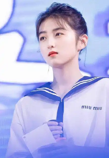 张子枫被网友们亲切地称为"国民妹妹",当年《唐山大地震》中的小方登