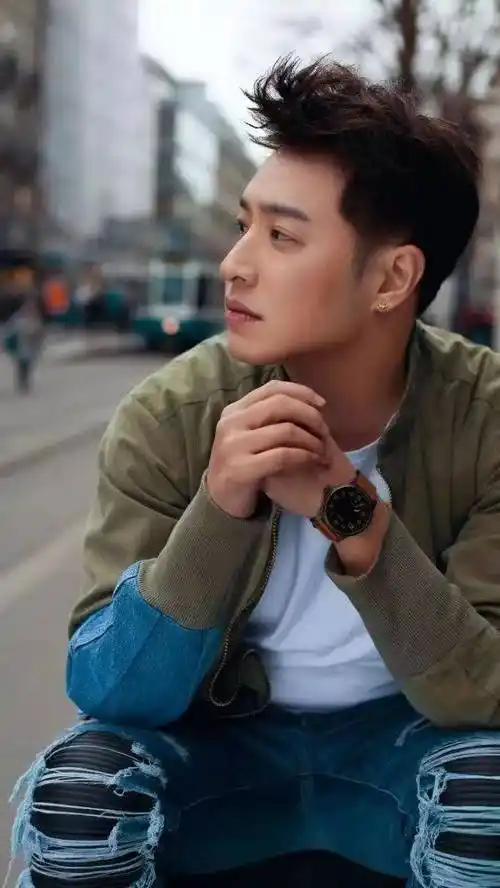 潘玮柏带新婚妻子参加阿联退役仪式,宣云表情严肃,被指太高冷!