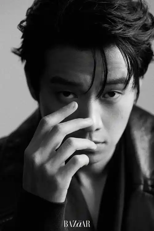 一秒4万!魏大勋曝写真 耳骨夹造型尽显冷感浪漫_大片_孟宴臣_面部