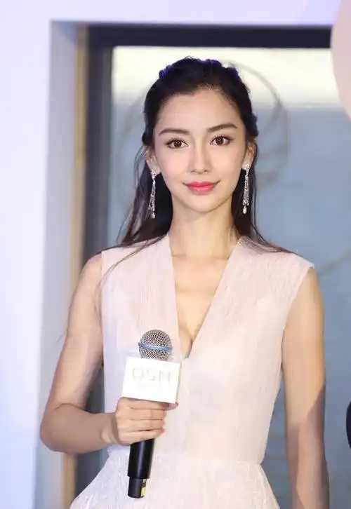 杨颖七夕晒素颜照,颜值在线,减龄双马尾,32岁少女感满满_好身材_人们