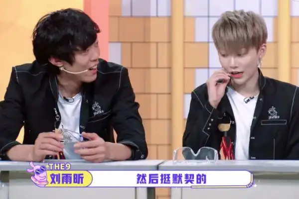 the9刘雨昕下班路透图,大背头加黑框眼镜,网友:男友力爆棚!